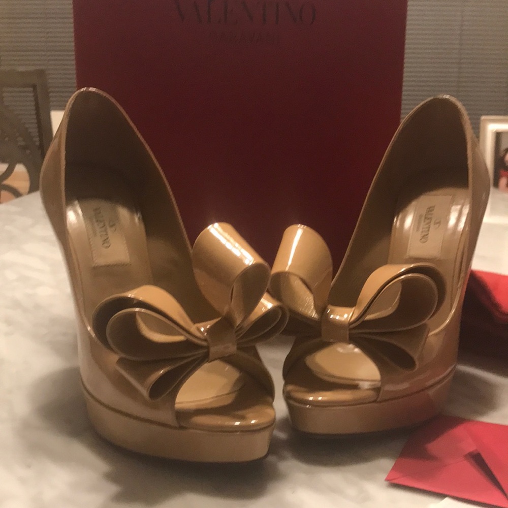 Valentino open toe bow platform. good condition.